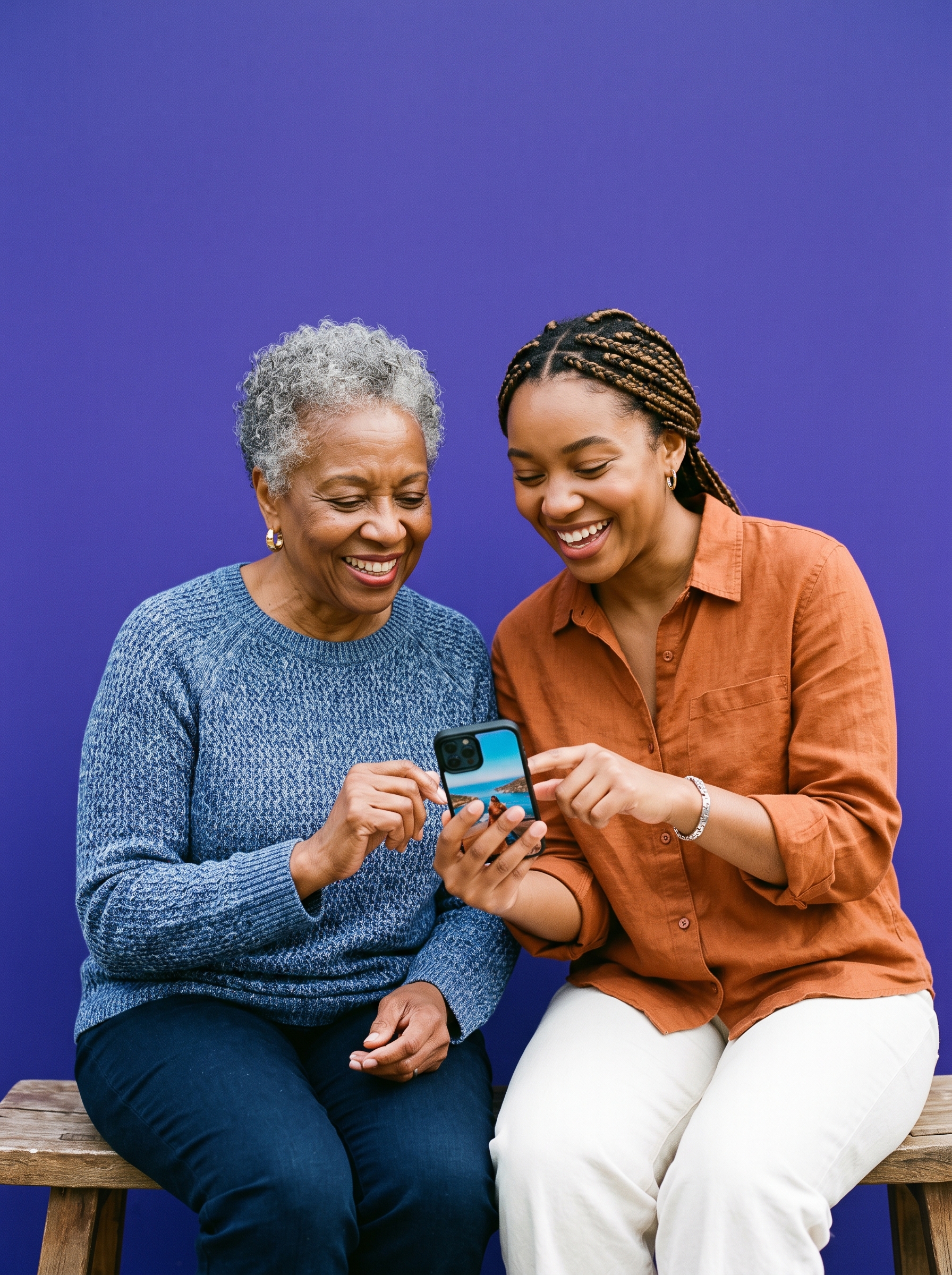 Persona hispanohablante adoptando tecnología con confianza